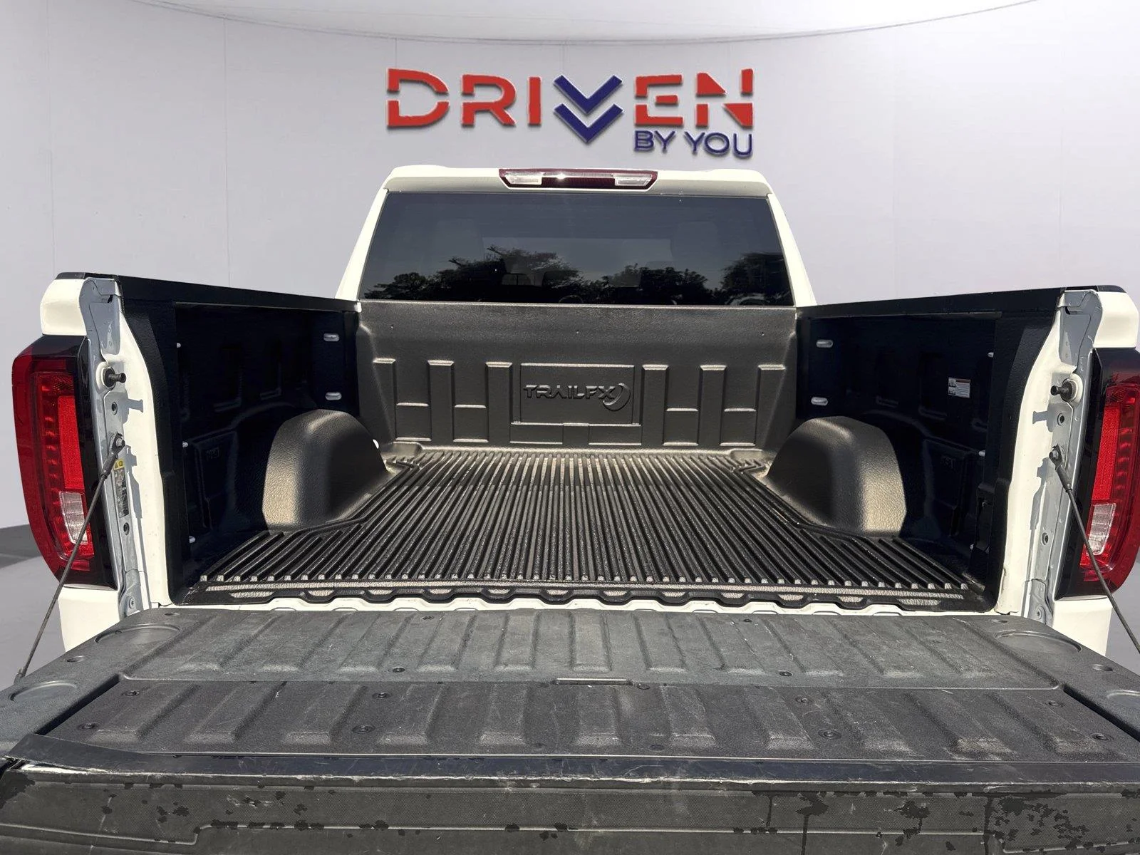 Used 2025 SUMMIT WHITE GMC SLT image 28