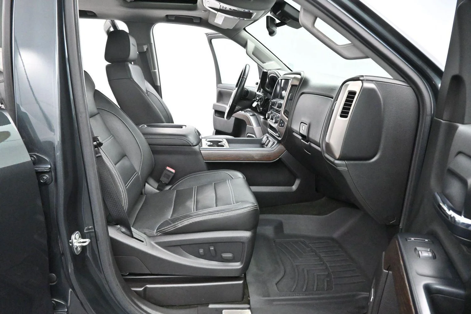 Used 2017 DARK SLATE METALLIC GMC Denali image 34
