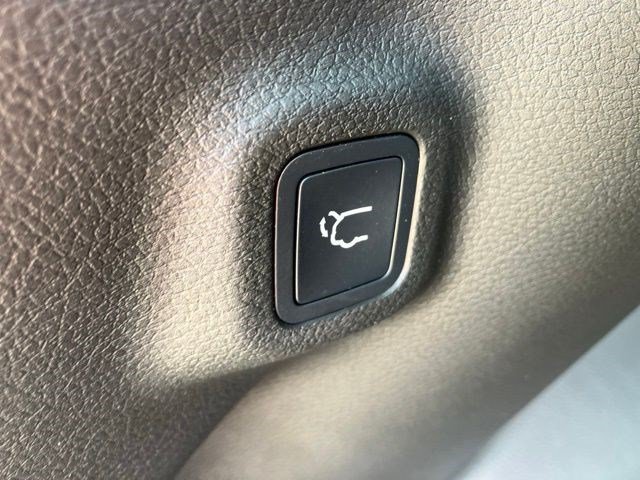 New 2026 Diamond Black Crystal Pearlcoat Jeep Latitude Altitude image 23