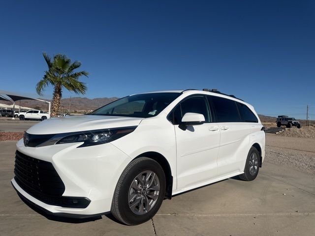 2025 Toyota Sienna LE
