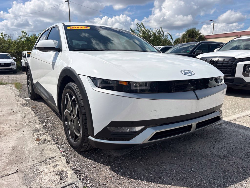 Used 2024 White Hyundai SEL image 1