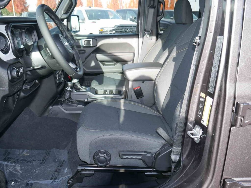 New 2026 Granite Crystal Metallic Clearcoat Jeep Sport S image 30