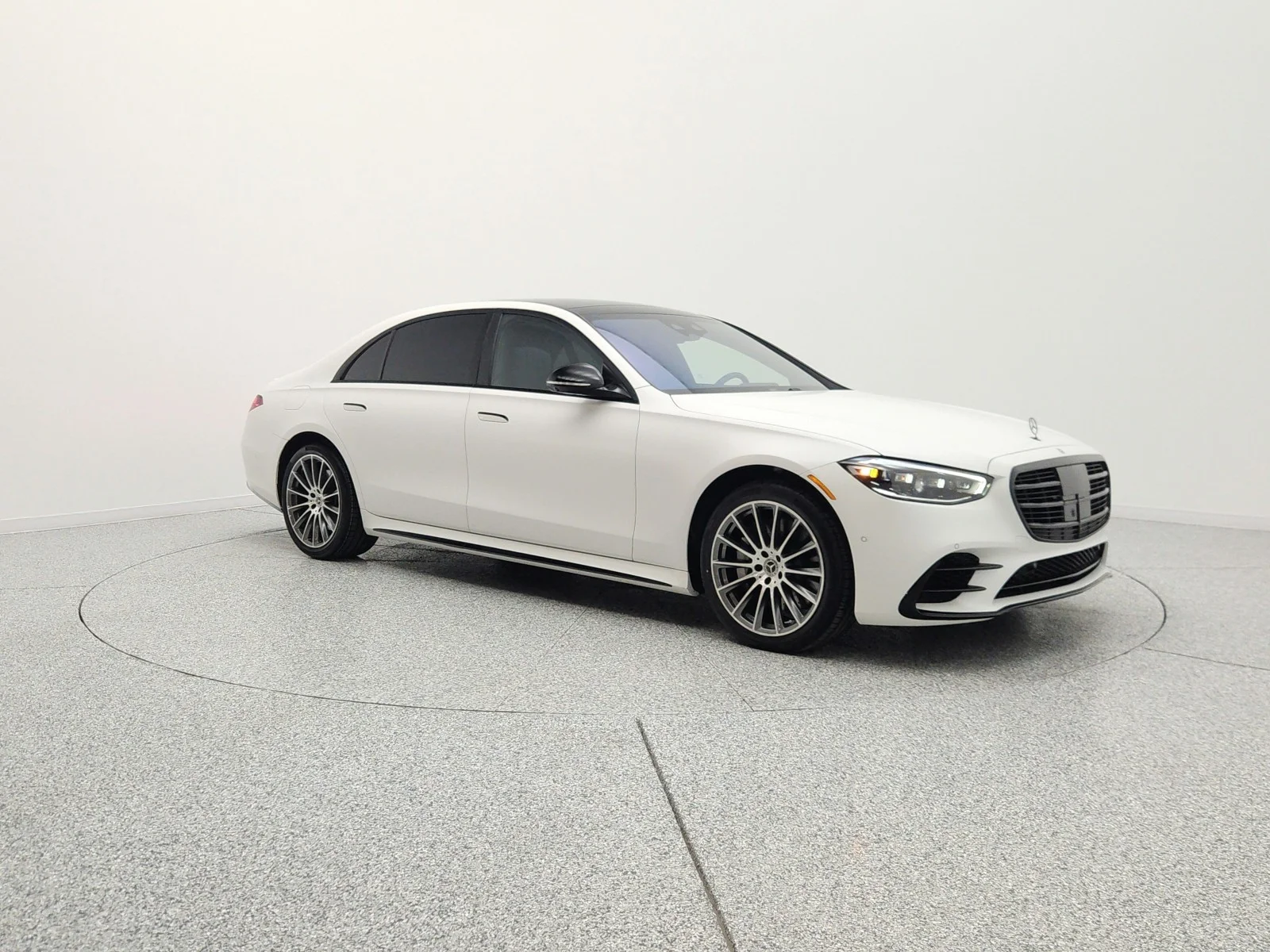 Used 2025 MANUFAKTUR Moonlight White Metallic Mercedes-Benz S 580 4MATIC® Sedan image 3