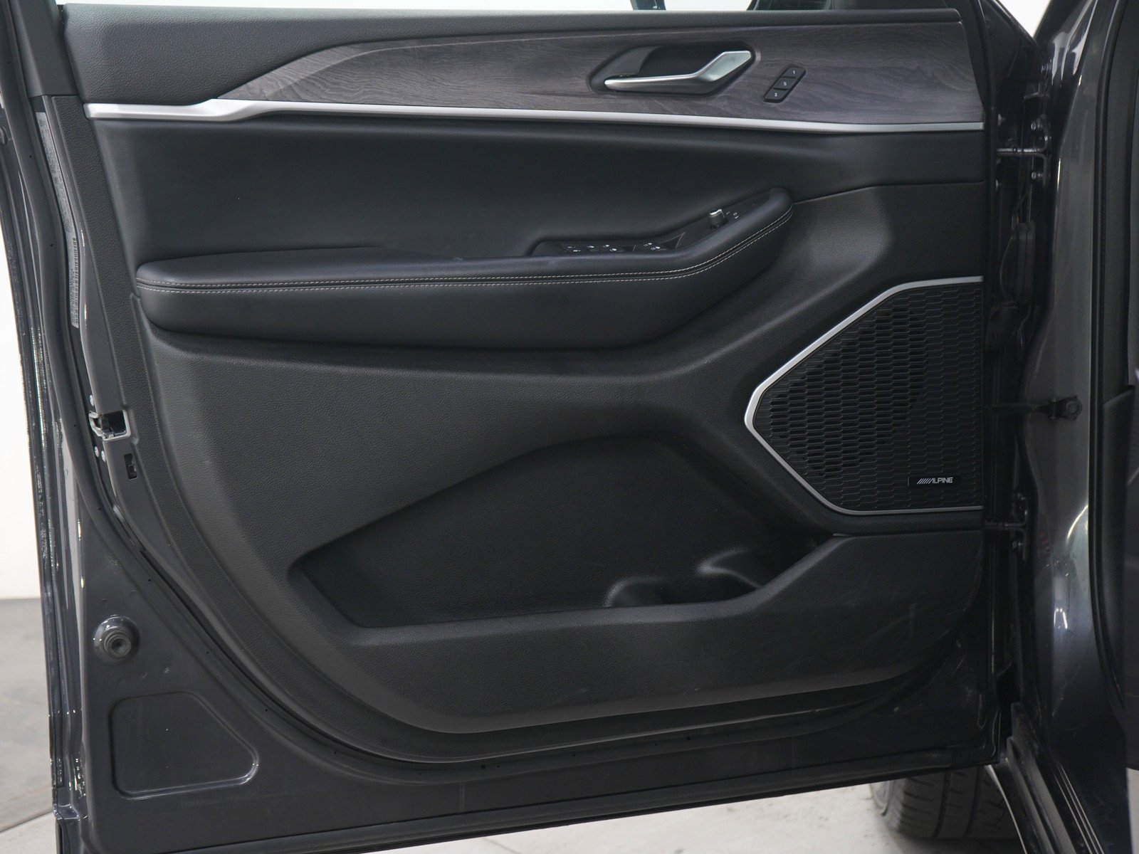Used 2022  Jeep Limited image 22