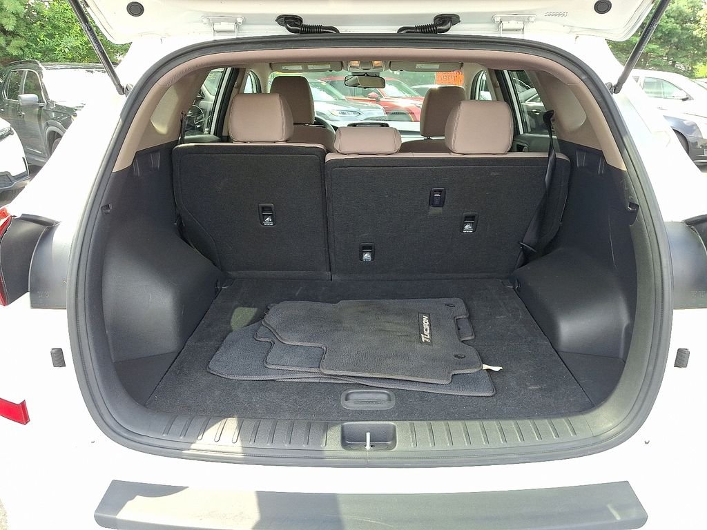 Used 2019 White Hyundai SE image 29