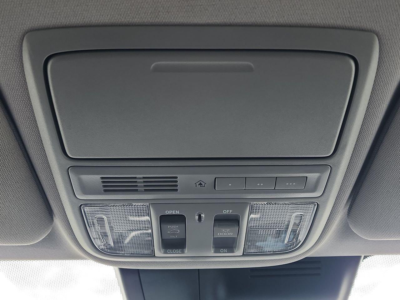 Used 2022 Sonic Gray Pearl Honda Touring image 27