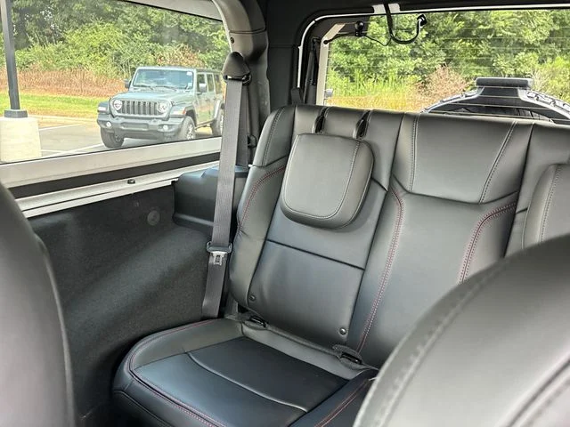 New 2025 Bright White Clear-Coat Exterior Paint Jeep Rubicon X image 28