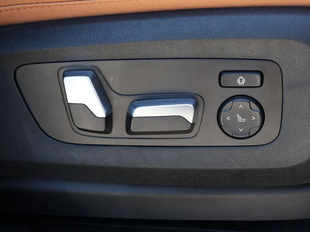 Used 2025 Gray BMW xDrive40i image 26