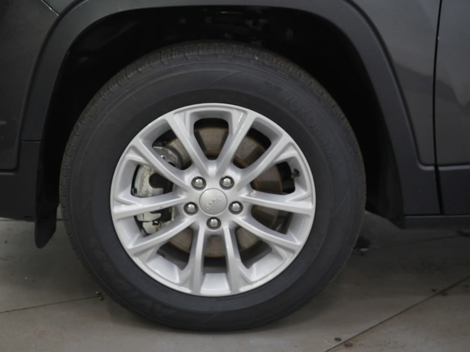 Used 2022 Granite Crystal Metallic Clearcoat Jeep Latitude Lux image 25