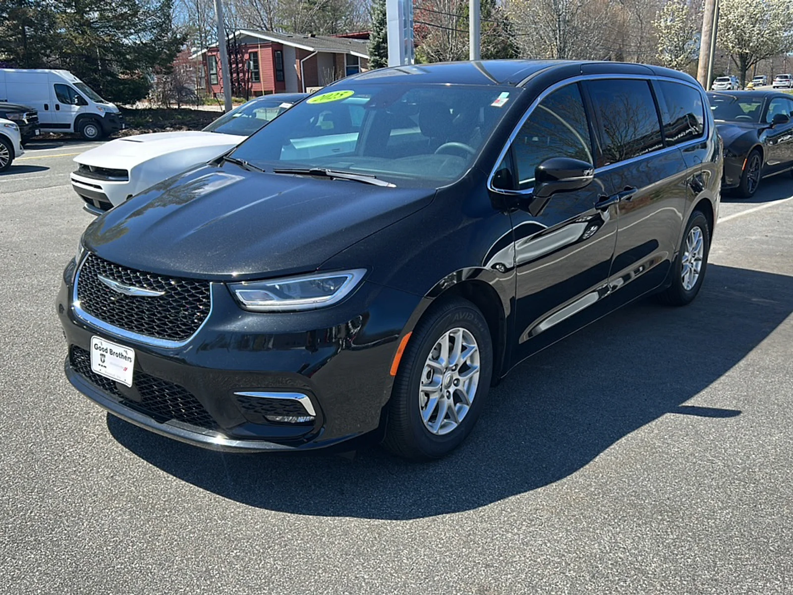 2025 Chrysler Pacifica Select's photo