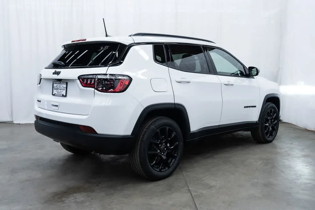 New 2026 Bright White Clear-Coat Exterior Paint Jeep Latitude Altitude image 6