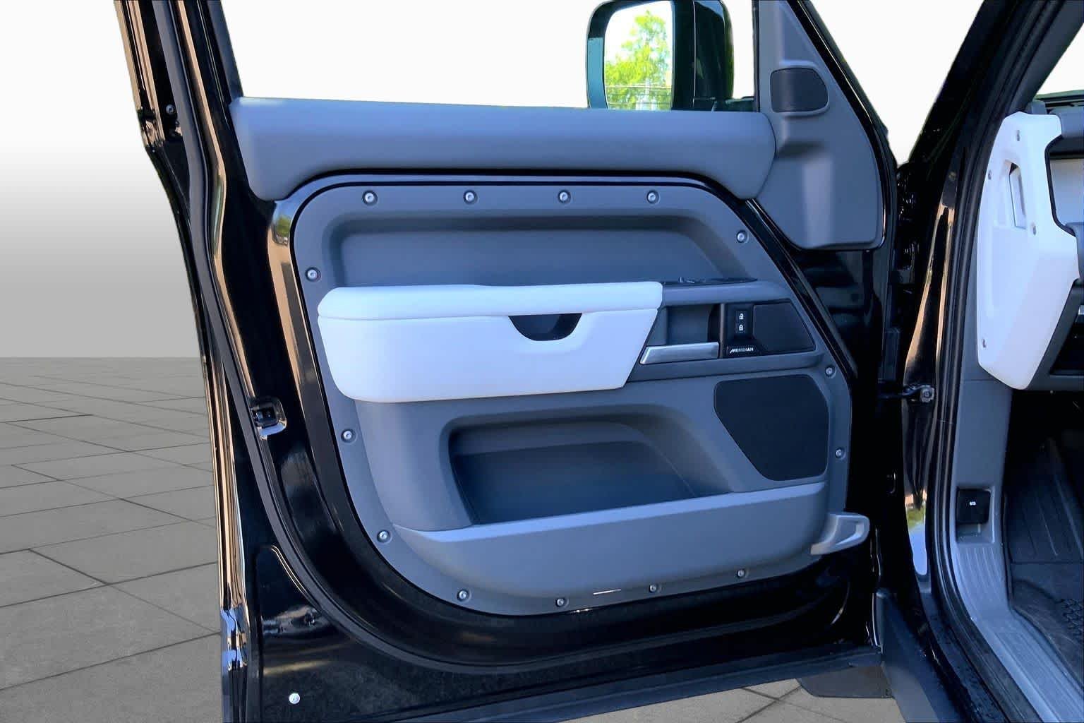 Used 2025 Santorini Black Metallic Land Rover S image 20