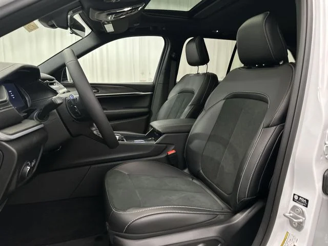 New 2026 Bright White Clear-Coat Exterior Paint Jeep Laredo Altitude image 15