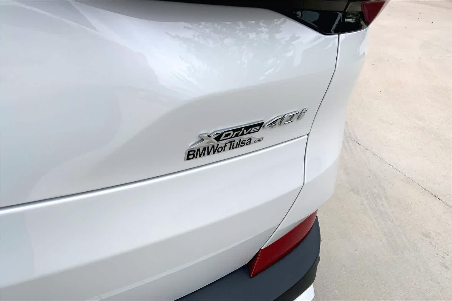 Used 2024 Mineral White Metallic BMW xDrive40i image 9