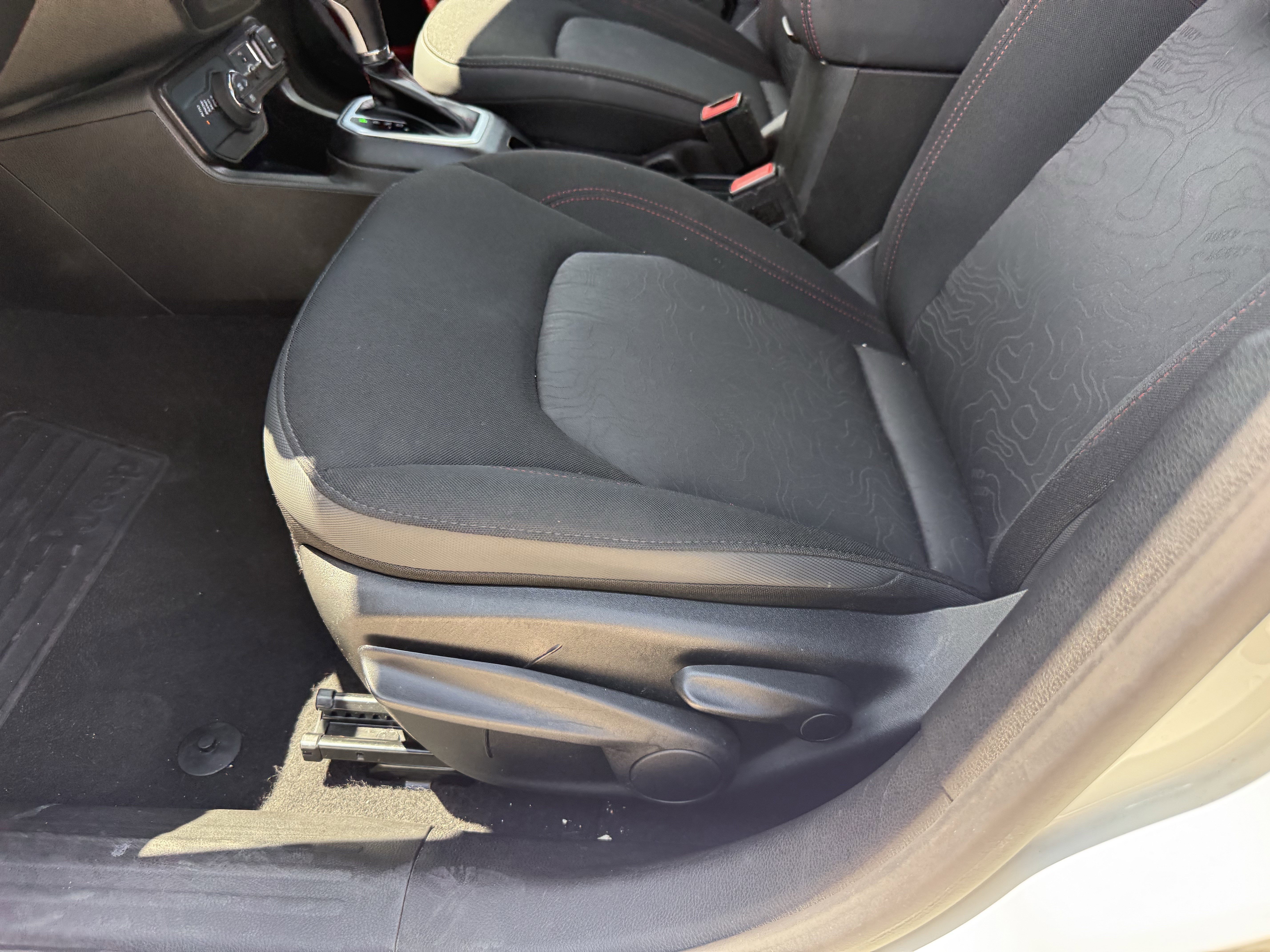 Used 2023 Alpine White Clearcoat Jeep Trailhawk image 29