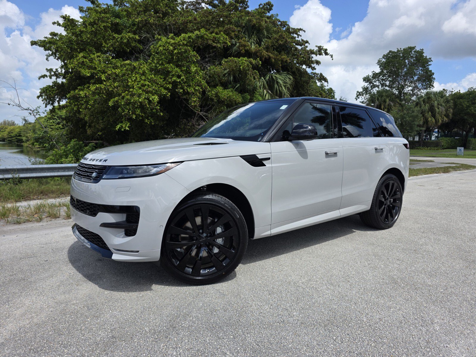 New 2026 Borasco Grey Land Rover P400 Dynamic SE image 1