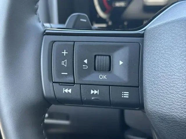 Used 2025 White/off-white Nissan SL image 17