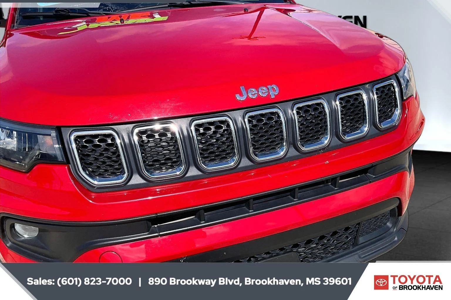 Used 2024 Red Hot Pearlcoat Jeep Latitude image 22