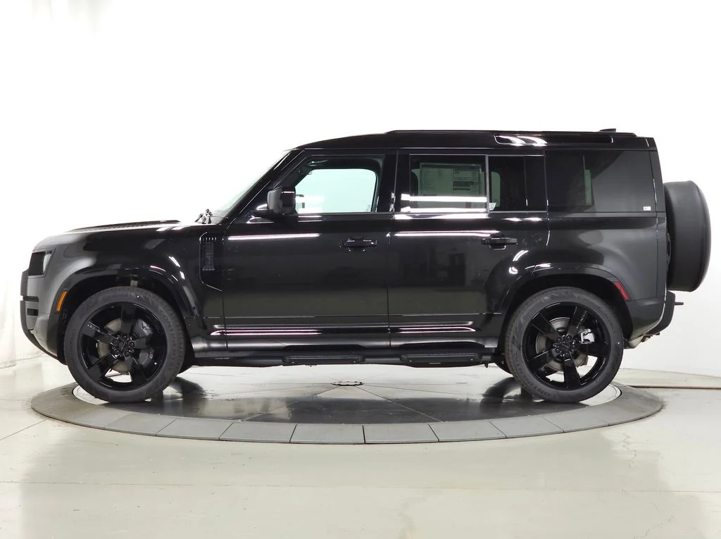 New 2026 Santorini Black Land Rover X-Dynamic SE image 4