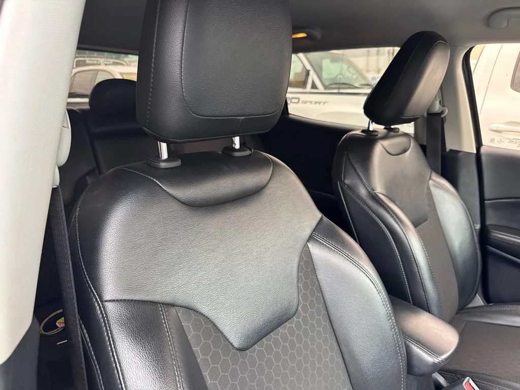 Used 2021  Jeep Altitude image 4