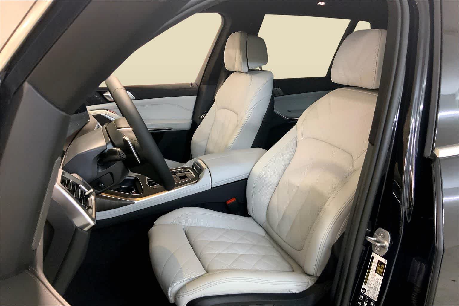 New 2026 Black Sapphire Metallic BMW xDrive40i image 9