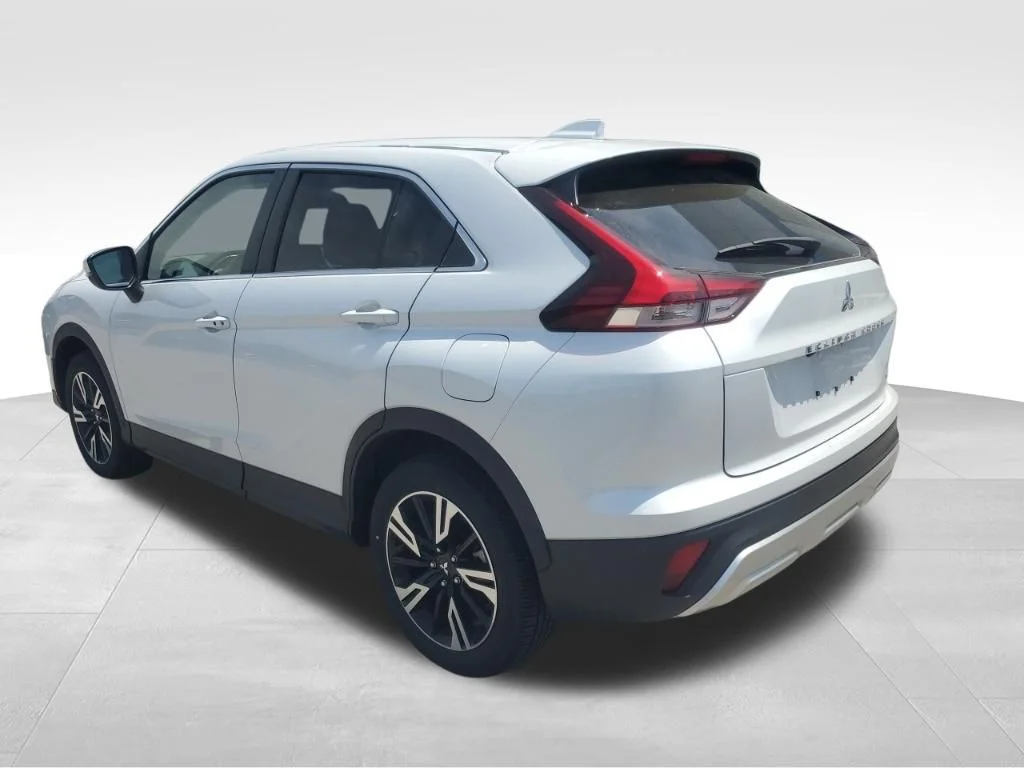 Used 2025 White Mitsubishi SE image 3