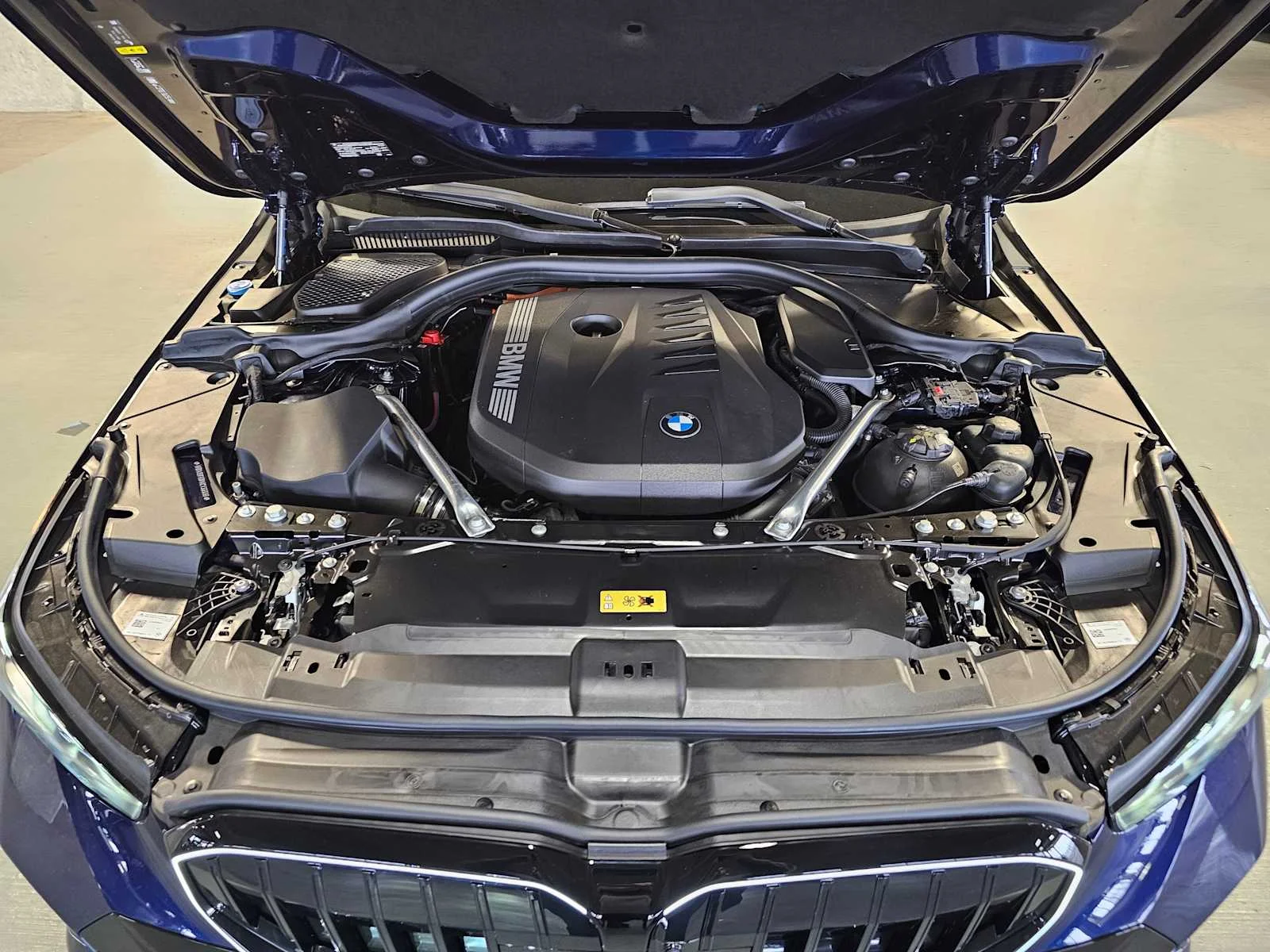 New 2027 Tanzanite Blue II Metallic BMW xDrive image 9