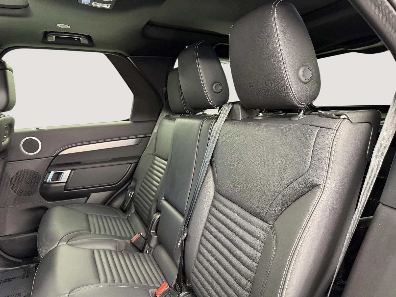Used 2025  LAND ROVER SE image 22