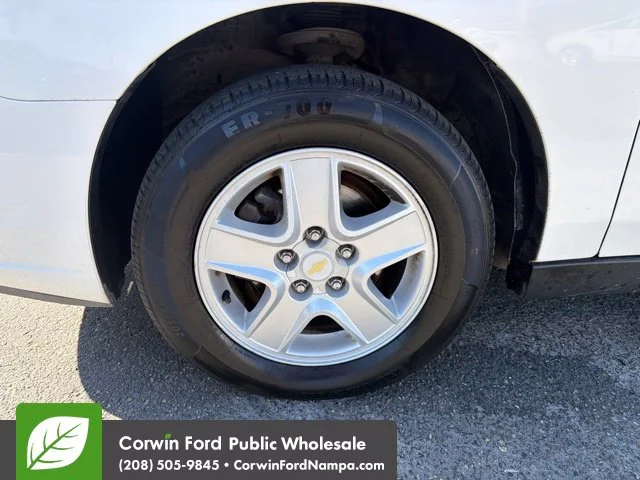 Used 2005 White Chevrolet  image 9