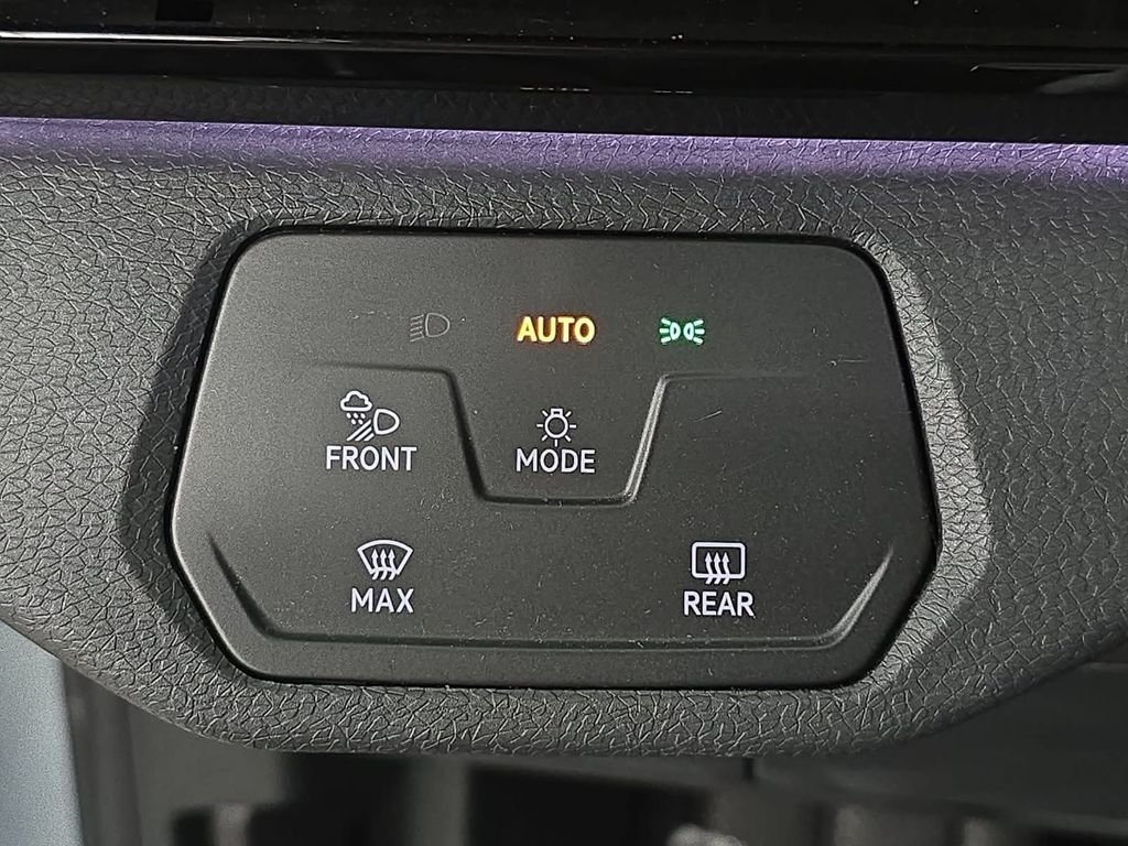 Used 2021 Silver Volkswagen Pro S image 21