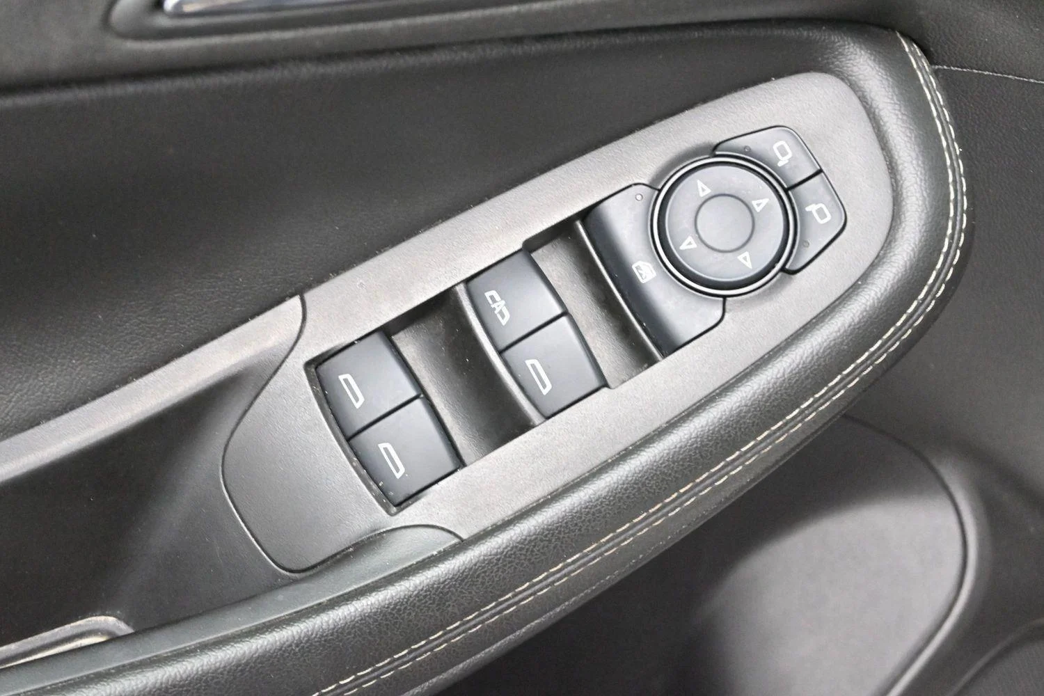 Used 2023 Rosewood Metallic Buick Preferred image 12