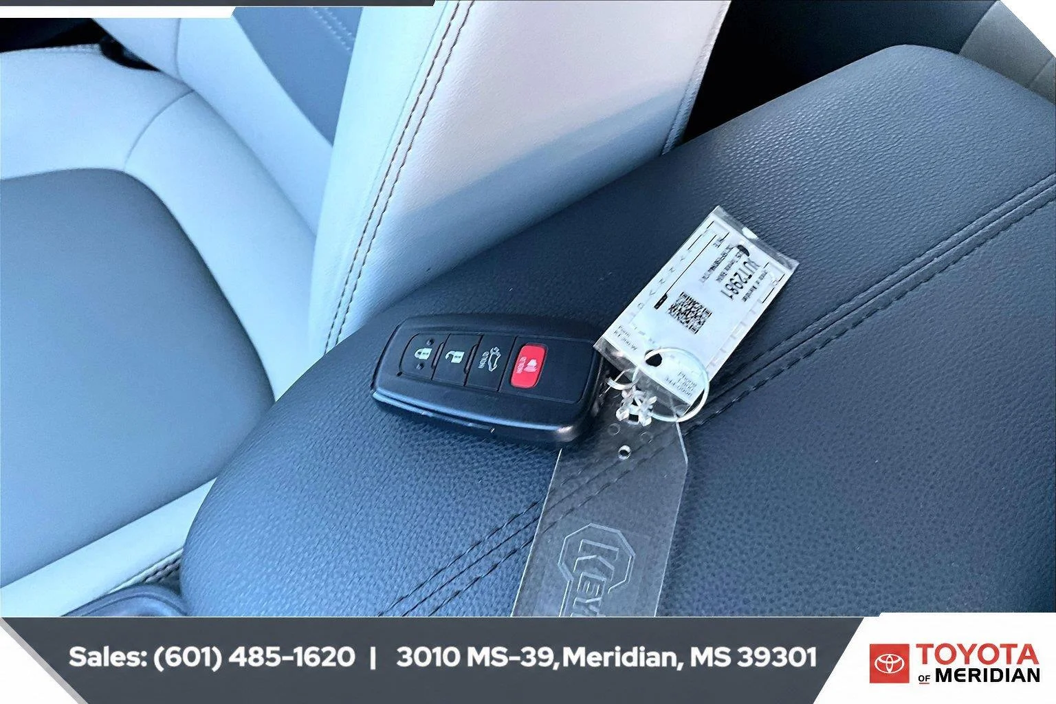 Used 2025 Wind Chill Pearl Toyota XLE Premium image 9