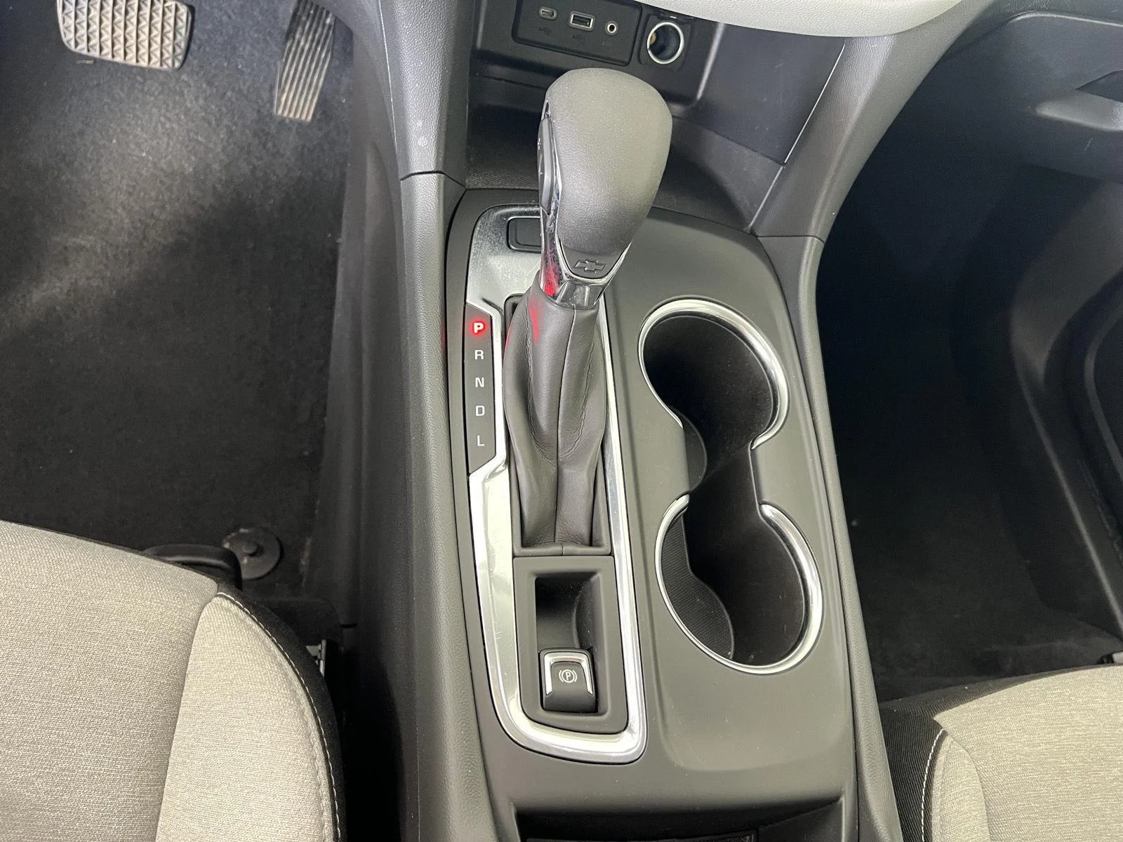 Used 2022 Summit White Chevrolet LS image 16