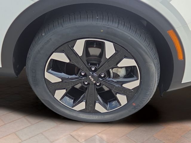 Used 2024 Snow White Pearl Kia X-Line image 26