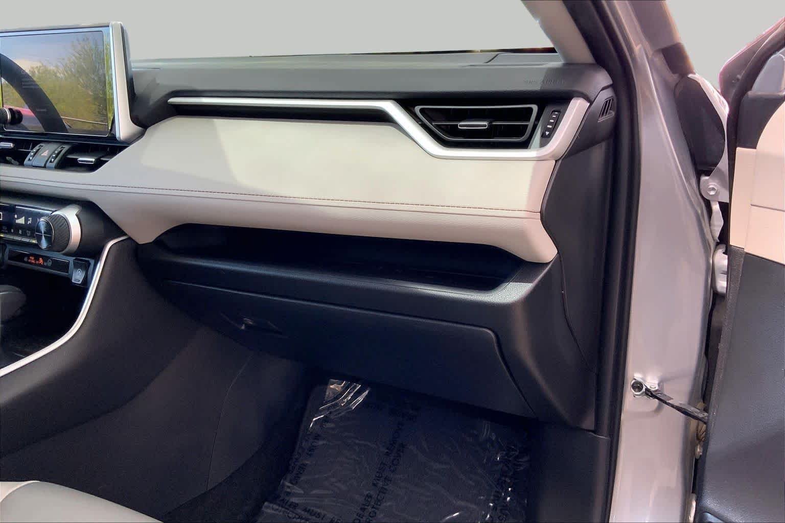 Used 2024 Silver Sky Metallic Toyota XLE Premium image 19