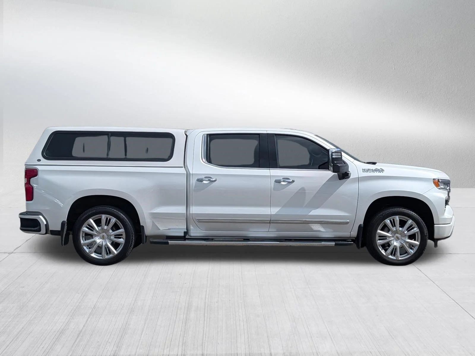 Used 2024 Iridescent Pearl Tricoat Chevrolet High Country image 8
