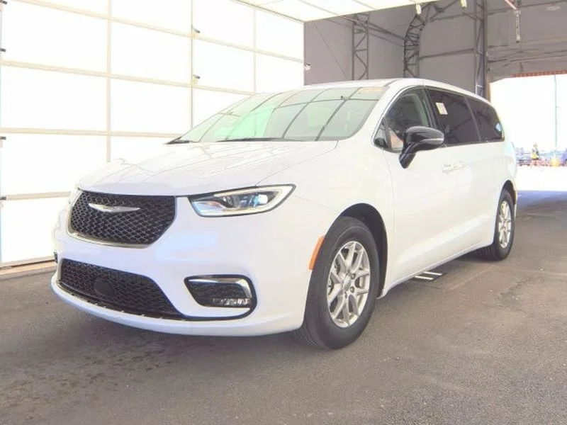2024 Chrysler Pacifica Touring L's photo