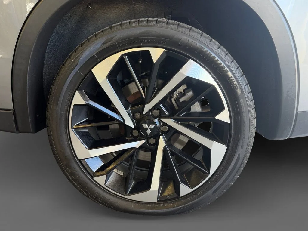 Used 2022 Gray Mitsubishi SE image 17