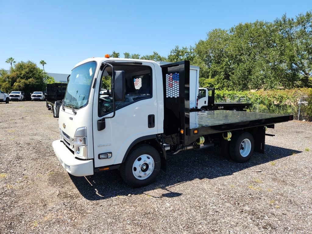 New 2024 Arc White Chevrolet MEDIUM ASH GRAY image 2