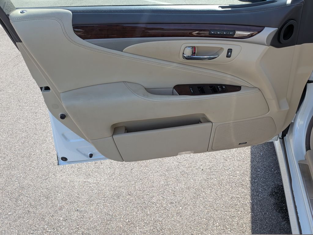 Used 2013  Lexus 460 image 8