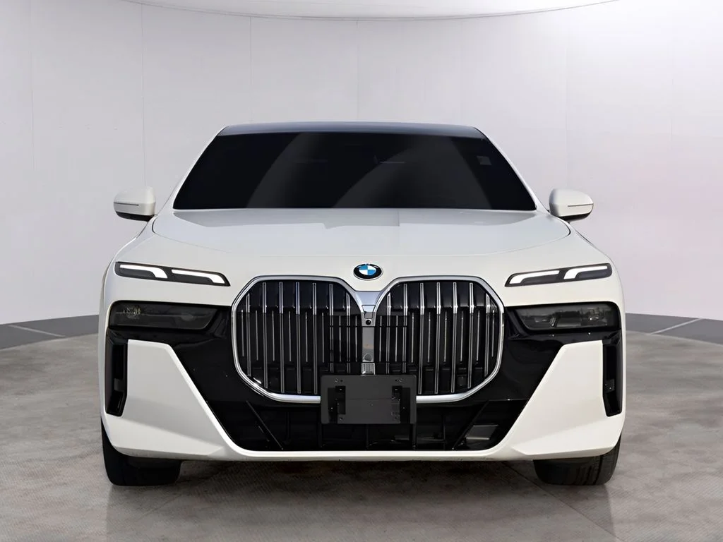 Used 2025 White BMW 740i xDrive image 2