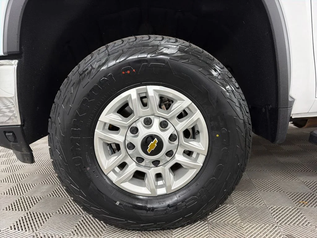 Used 2025 White Chevrolet LT image 13