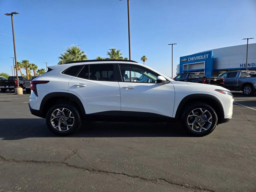 Used 2025 Summit White Chevrolet LT image 7