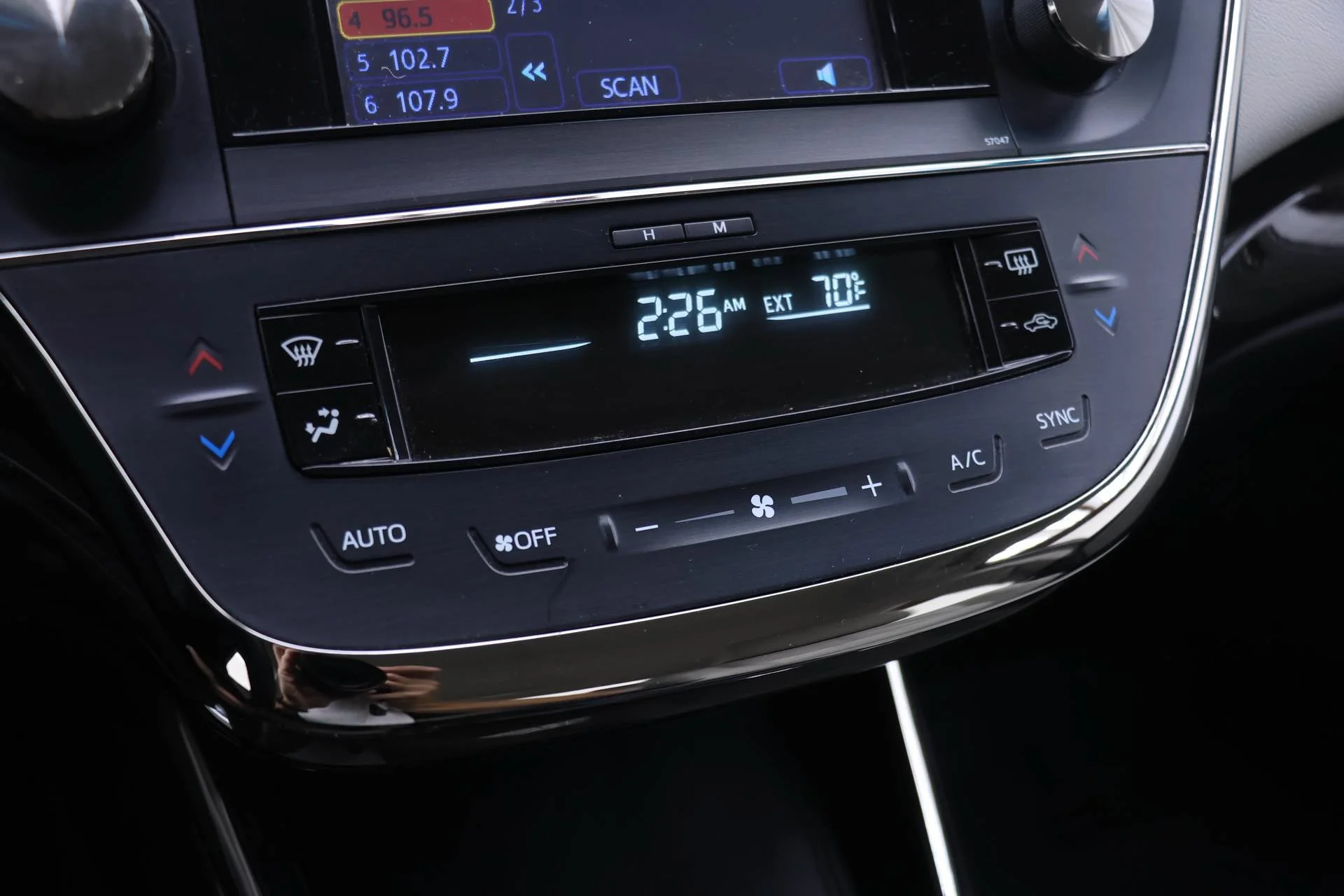 Used 2014 Classic Silver Metallic Toyota XLE image 6