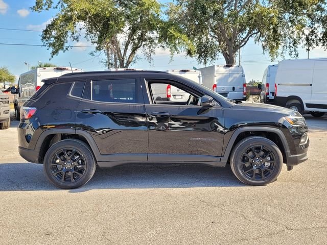 New 2026 Diamond Black Crystal Pearl-Coat Exterior Paint Jeep Latitude image 5
