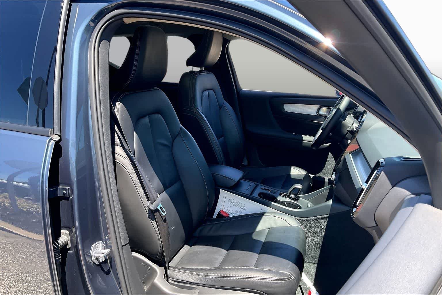Used 2022 Denim Blue Metallic Volvo Momentum image 9