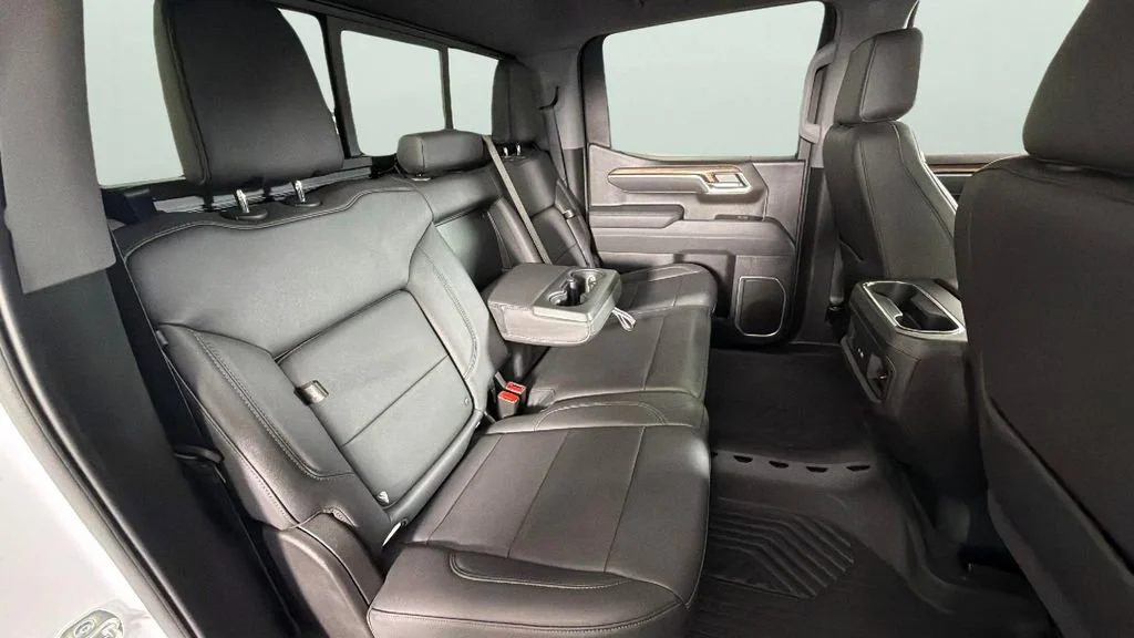 Used 2025 Summit White Chevrolet RST image 30