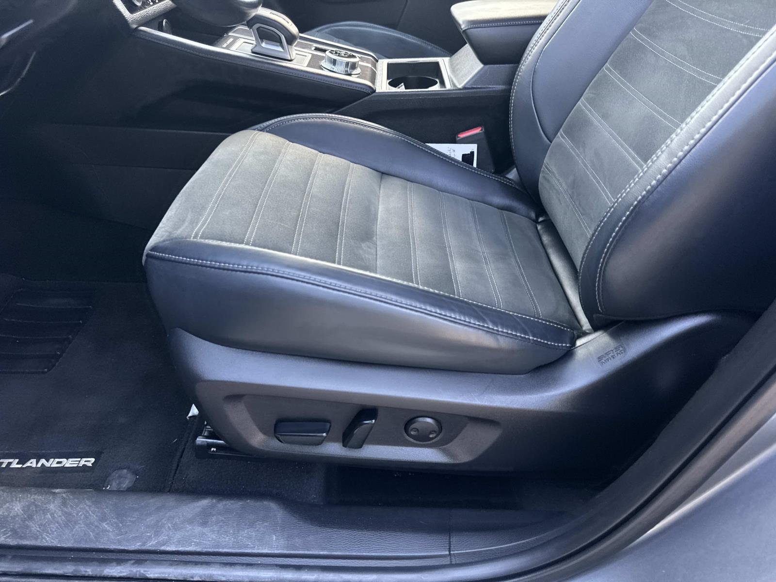 Used 2022 Alloy Silver Metallic Mitsubishi SE Launch Edition image 16