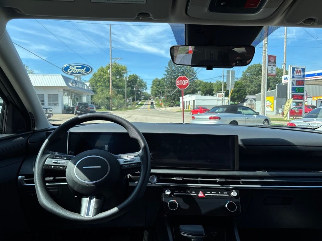 Used 2025 Green Hyundai SEL image 17