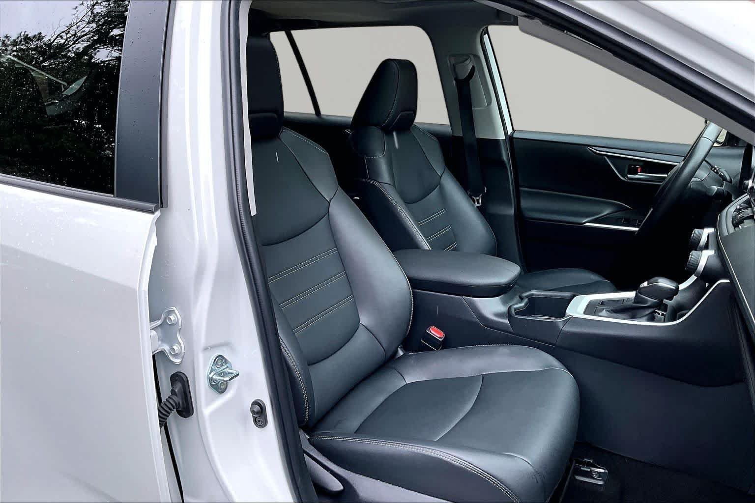 Used 2025 Wind Chill Pearl Toyota XLE Premium image 8
